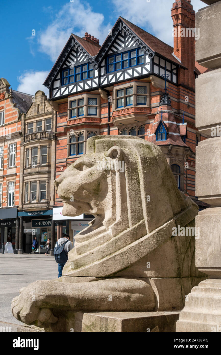 Großen steinernen Löwen Statuen in Nottingham der Old Market Square mit alten Queens Kammern Gebäude und Lange Reihe jenseits, Nottingham, England, Großbritannien Stockfoto