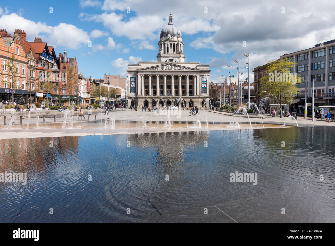 Wasserspiel in Alten Marktplatz mit Nottingham Rat Haus Gebäude im Hintergrund, Nottingham, England, UK. Stockfoto