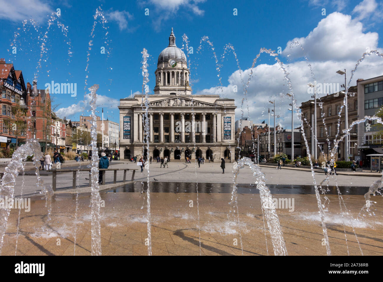 Wasserspiel in Alten Marktplatz mit Nottingham Rat Haus Gebäude im Hintergrund, Nottingham, England, UK. Stockfoto