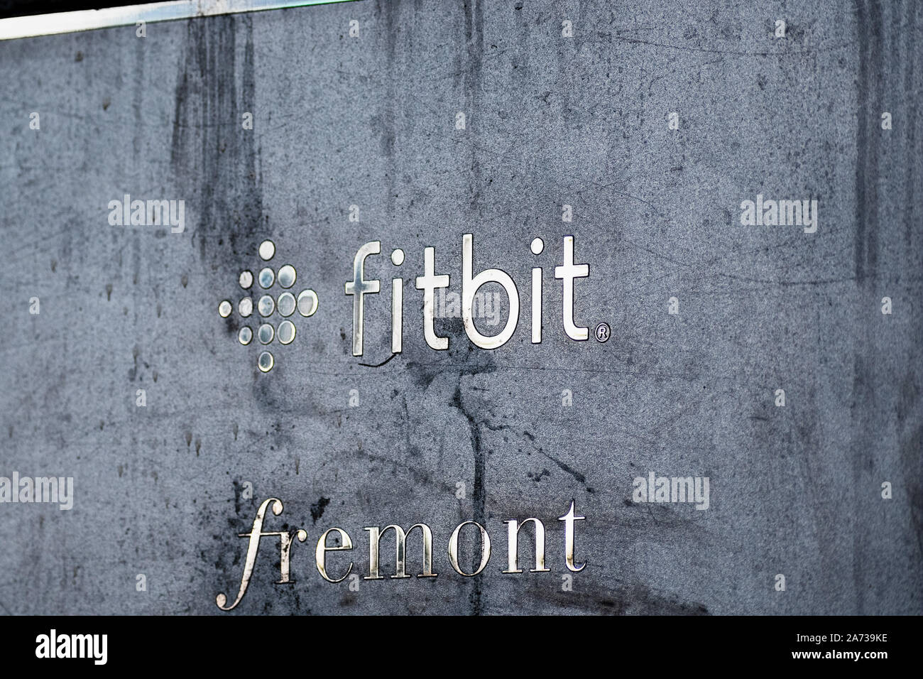 Okt 26, 2019 San Francisco/CA/USA - fitbit Logo an ihrem Hauptsitz; Fitbit, Inc. ist ein amerikanisches Unternehmen, das Wireless-fähige tragbare Stockfoto