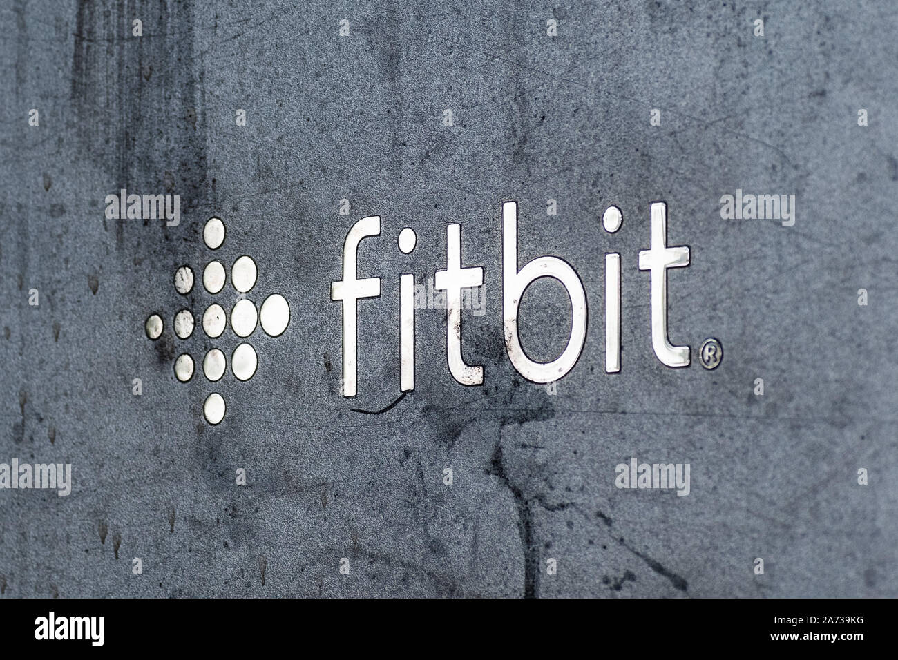 Okt 26, 2019 San Francisco/CA/USA - fitbit Logo an ihrem Hauptsitz; Fitbit, Inc. ist ein amerikanisches Unternehmen, das Wireless-fähige tragbare Stockfoto