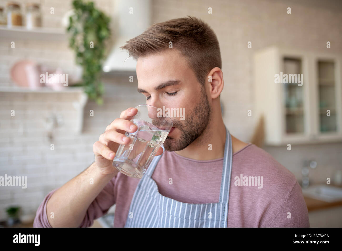 Bärtiger Mann das gute Gefühl beim Trinken von kaltem Wasser Stockfoto
