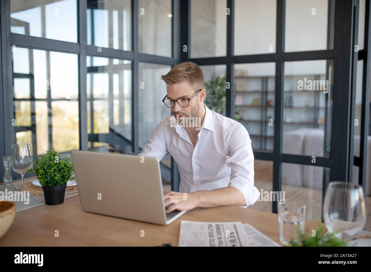 Geschäftsmann, Arbeit von zu Hause aus in den Morgen Stockfoto