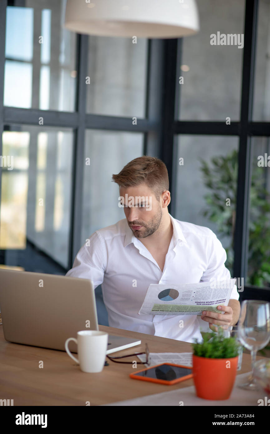 Unternehmer News lesen und Abrufen der E-Mails auf Notebook Stockfoto
