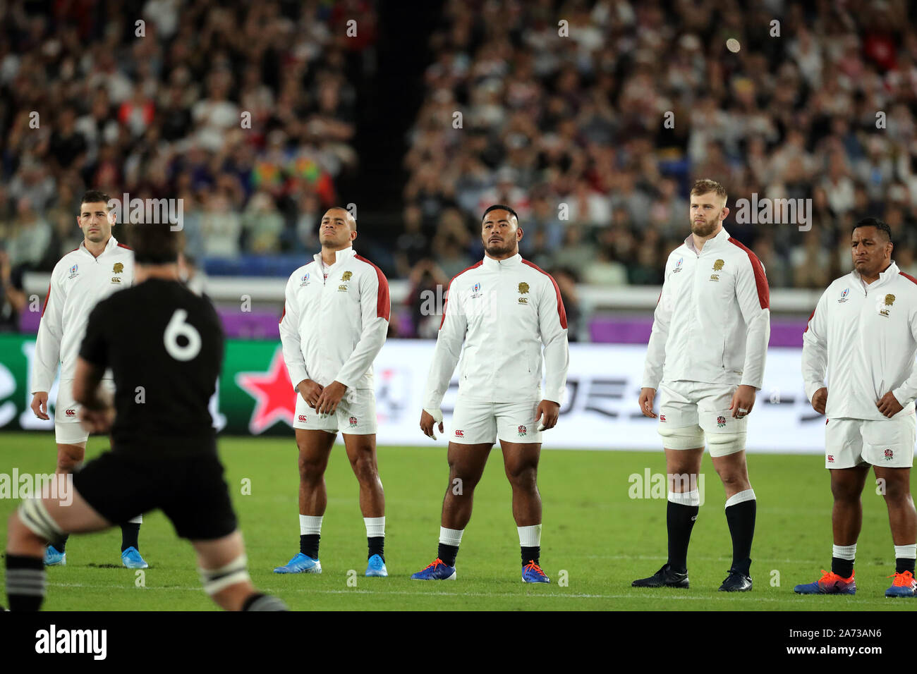 England Spieler Horen Zu Kiwi Haka England V Neuseeland All Blacks Rugby World Cup 2019 Yokohama Japan Rwc 2019 Stockfotografie Alamy