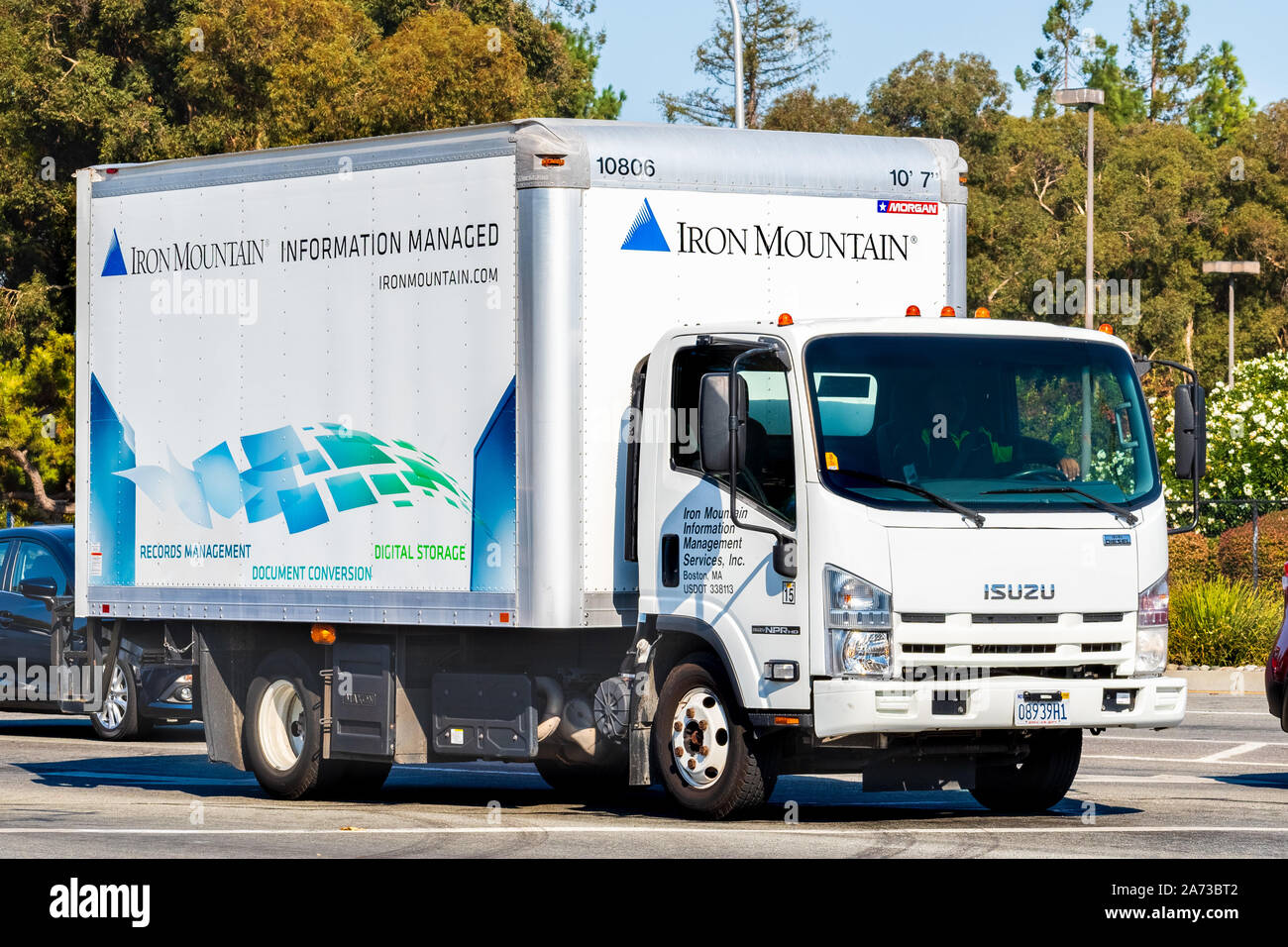 Okt 29, 2019 Santa Clara/CA/USA - Iron Mountain Fahrzeug fahren auf einer Straße; Iron Mountain Inc. ist ein amerikanisches Unternehmen, das Records Management Stockfoto