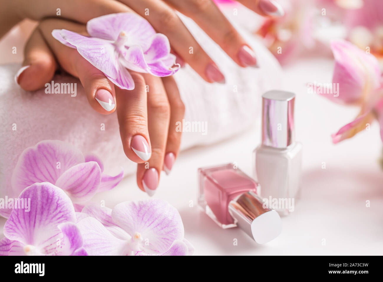 Schönen Nagel Maniküre mit Dekoration von Pink Orchid Stockfoto