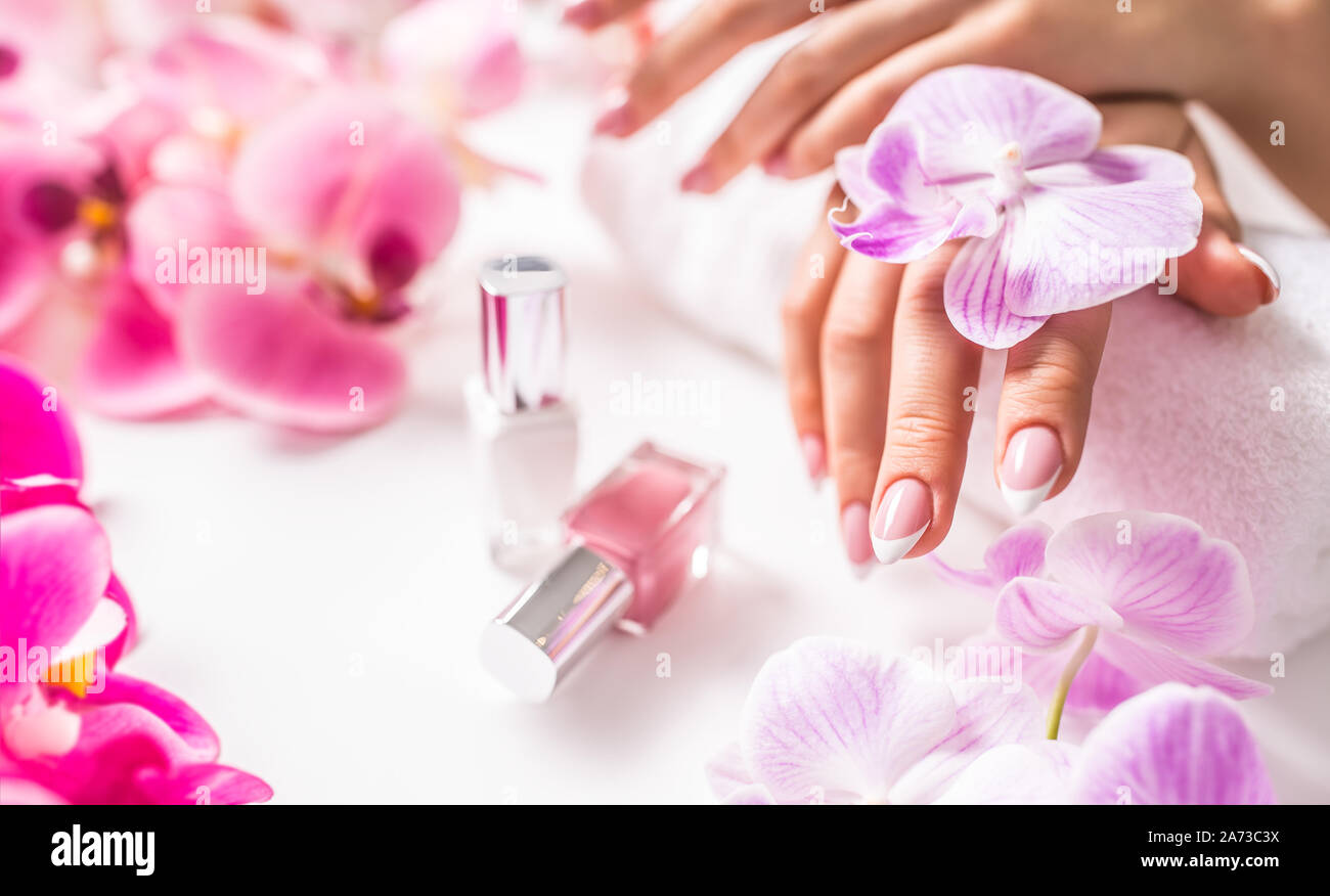 Schönen Nagel Maniküre mit Dekoration von Pink Orchid Stockfoto
