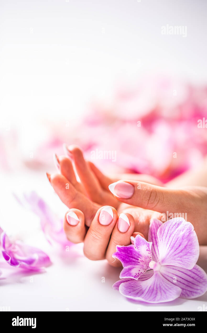 Schönen Nagel Maniküre mit Dekoration von Pink Orchid Stockfoto