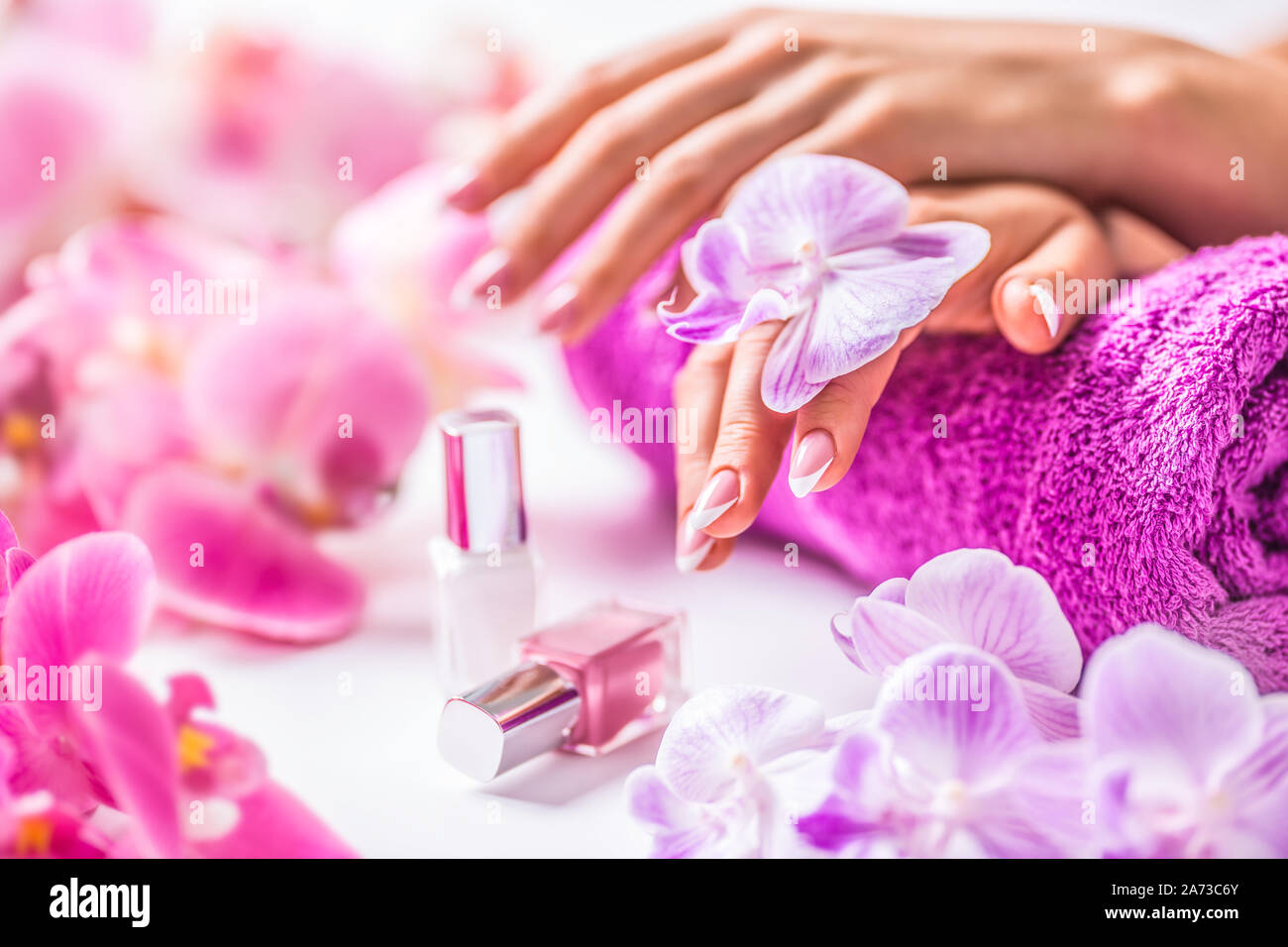 Schönen Nagel Maniküre mit Dekoration von Pink Orchid Stockfoto