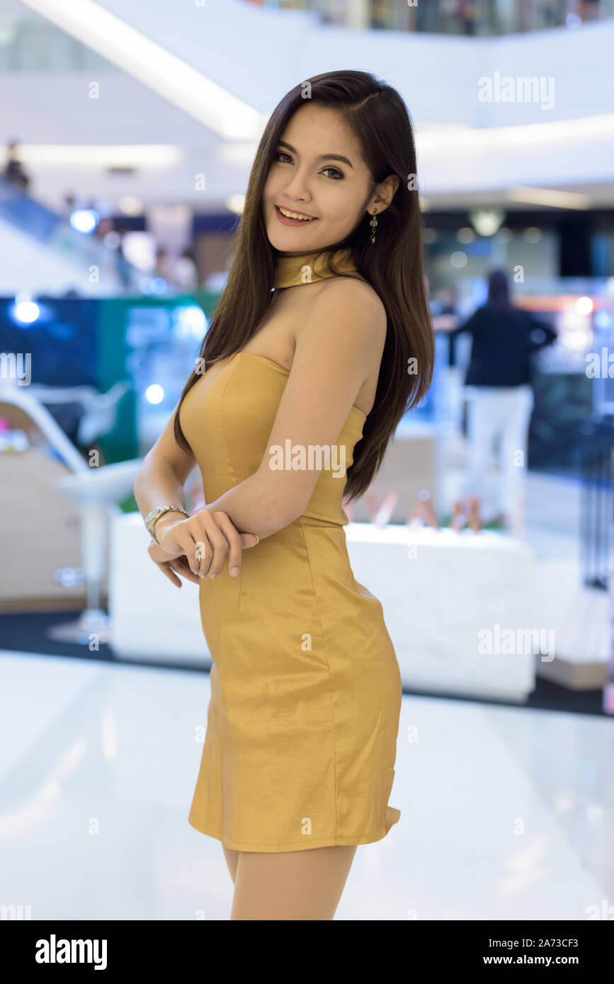 Junge asiatische Frau glücklich lächelnd und Ständigen Stockfoto