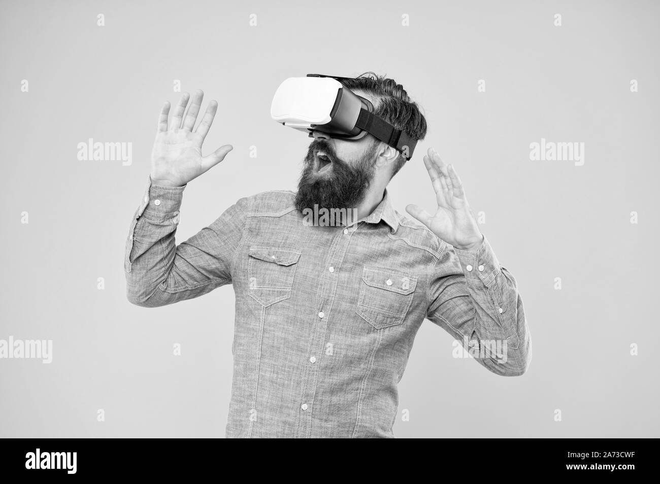 Das Spiel ist auf. Hipster play video Spiel. Mann VR-gelben Hintergrund erkunden Bärtigen. Spiel Entwickler oder Gamer. Teil des Spiels mit neuen Virtual Reality System sein. Spiele und Unterhaltung. Stockfoto
