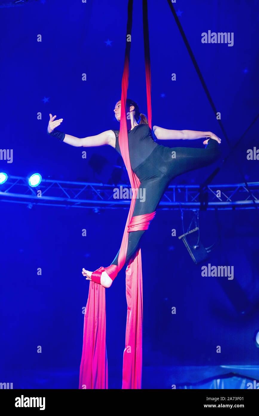 Junge Acrobat zeigt Ihre Fähigkeiten auf die vertikale Seil Tuch im Zirkus  Giovanni in Bamberg, Deutschland------- Junge Akrobatin zeigt ihr Können am  Vertikaltuch im Zirkus Giovanni in Bamberg, Deutschland Stockfotografie -  Alamy