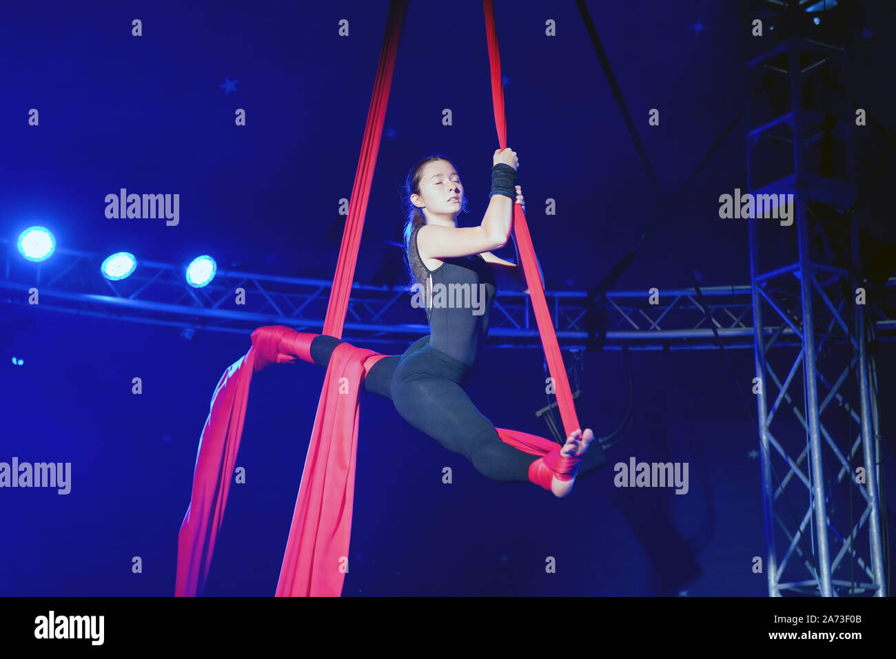 Junge Acrobat zeigt Ihre Fähigkeiten auf die vertikale Seil Tuch im Zirkus Giovanni in Bamberg, Deutschland------- Junge Akrobatin zeigt ihr Können am Vertikaltuch im Zirkus Giovanni in Bamberg, Deutschland Stockfoto