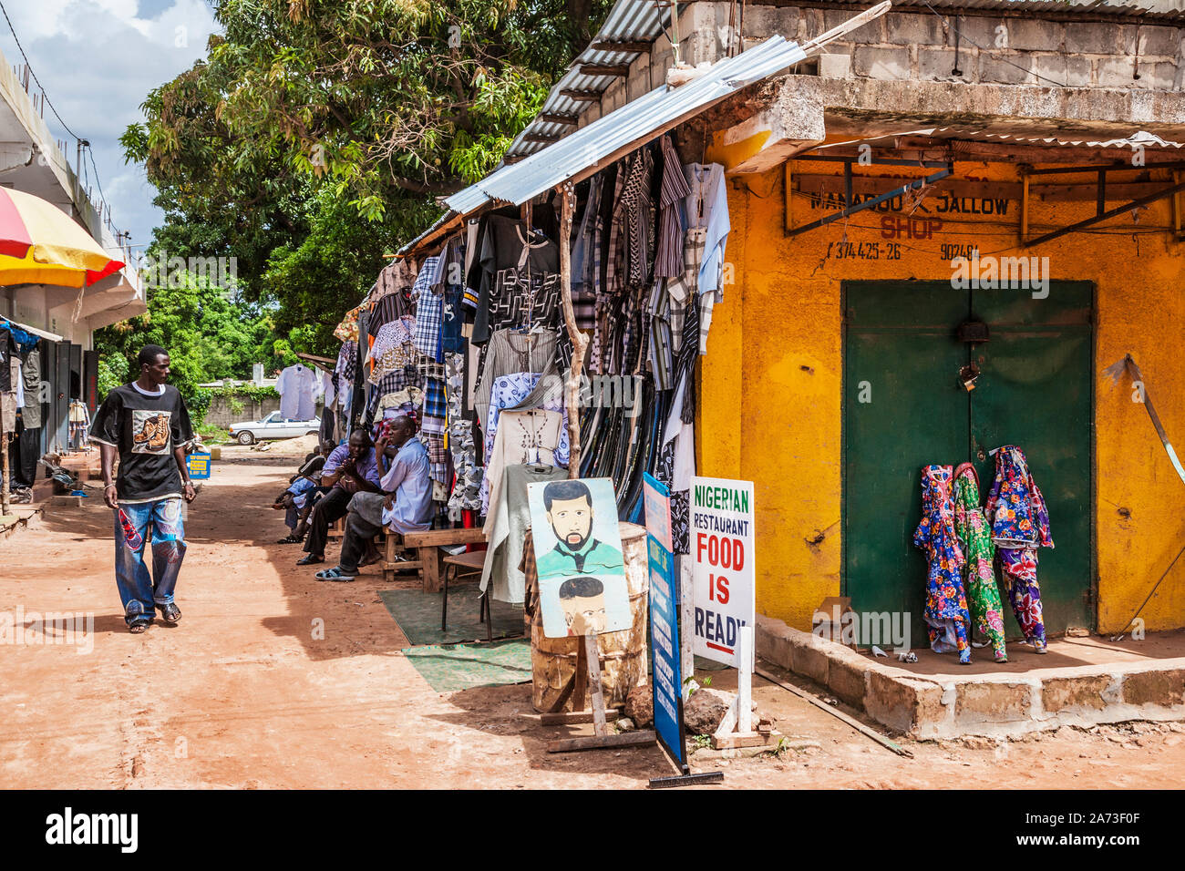 Kleidung Shop in Banjul in Gambia, Westafrika Stockfotografie - Alamy