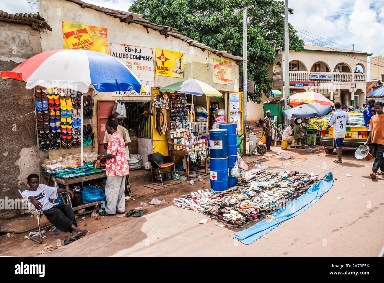 Eine geschäftige Straße Szene in Serrekunda in Gambia, Westafrika. Stockfoto