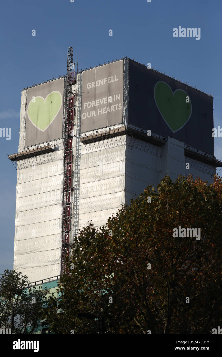 Die Grenfell Turm im Westen Londons mit dem Tag, an dem der erste Bericht in das Feuer, das 72 Menschenleben gefordert wird veröffentlicht. Stockfoto