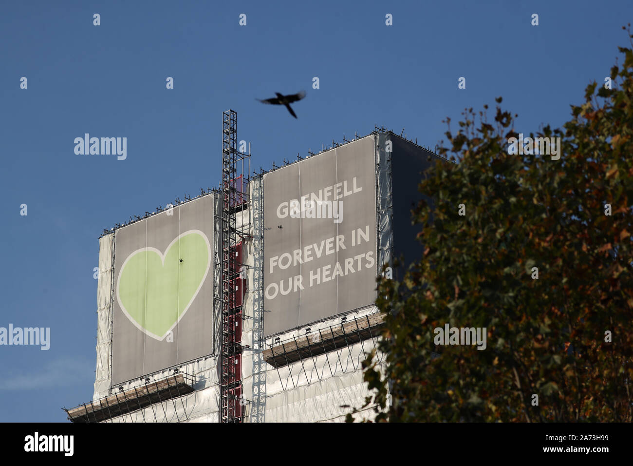 Die Grenfell Turm im Westen Londons mit dem Tag, an dem der erste Bericht in das Feuer, das 72 Menschenleben gefordert wird veröffentlicht. Stockfoto