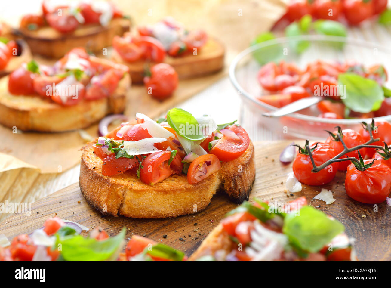 Herzliche Italienische bruschetta: knusprig gebackene italienische Ciabatta Brot mit Tomaten, Basilikum und Parmesan, als Vorspeise serviert. Stockfoto