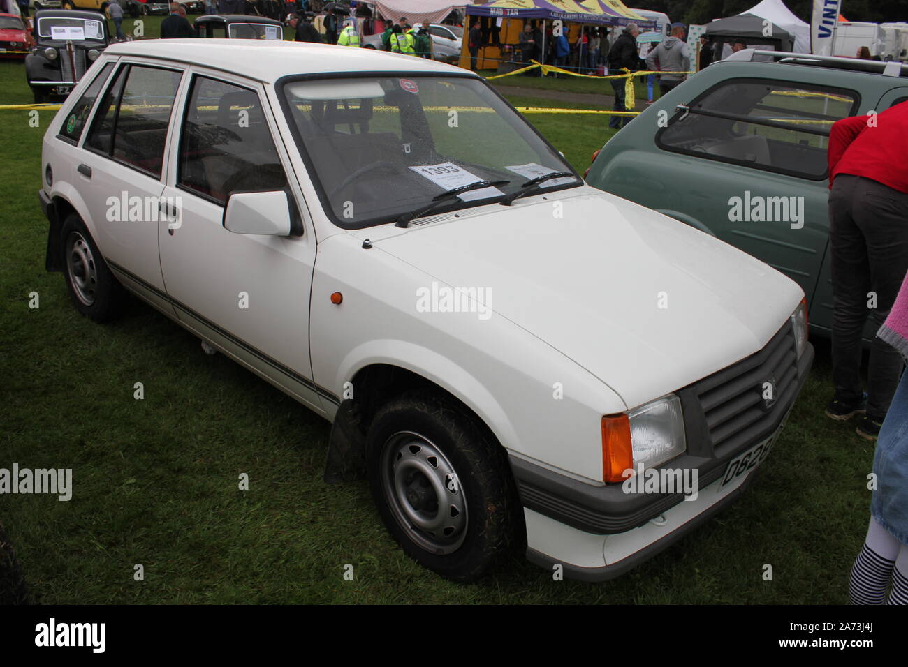 White Vauxhall Nova 1.2 Merit auf der Kilbroney Vintage Show 2019 Stockfoto