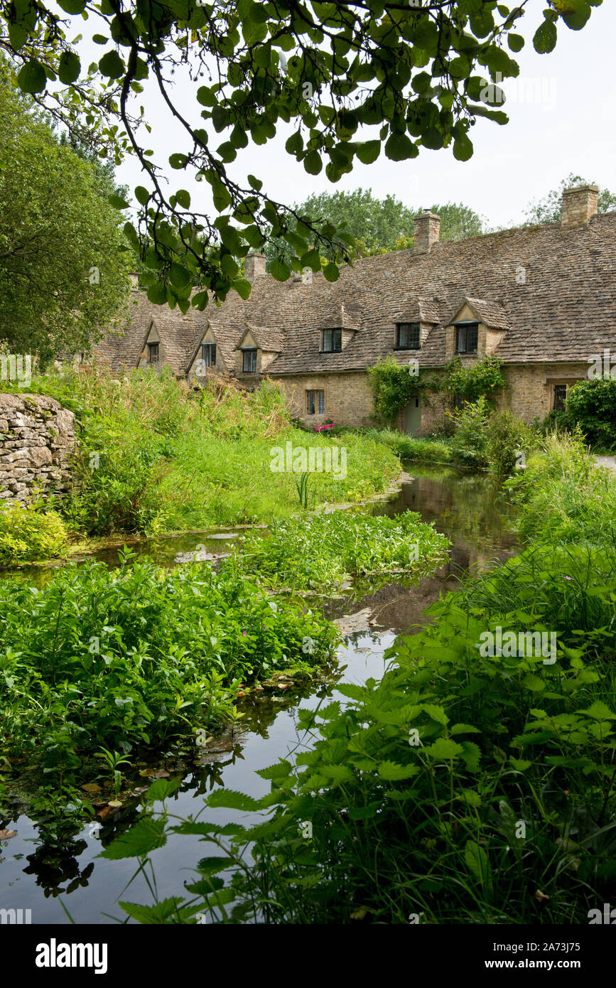 Wunderschönen Cotswold Cottage mit Blick auf den kleinen Fluss Coln in Bilbury Dorf. Gloucestershire, England Stockfoto