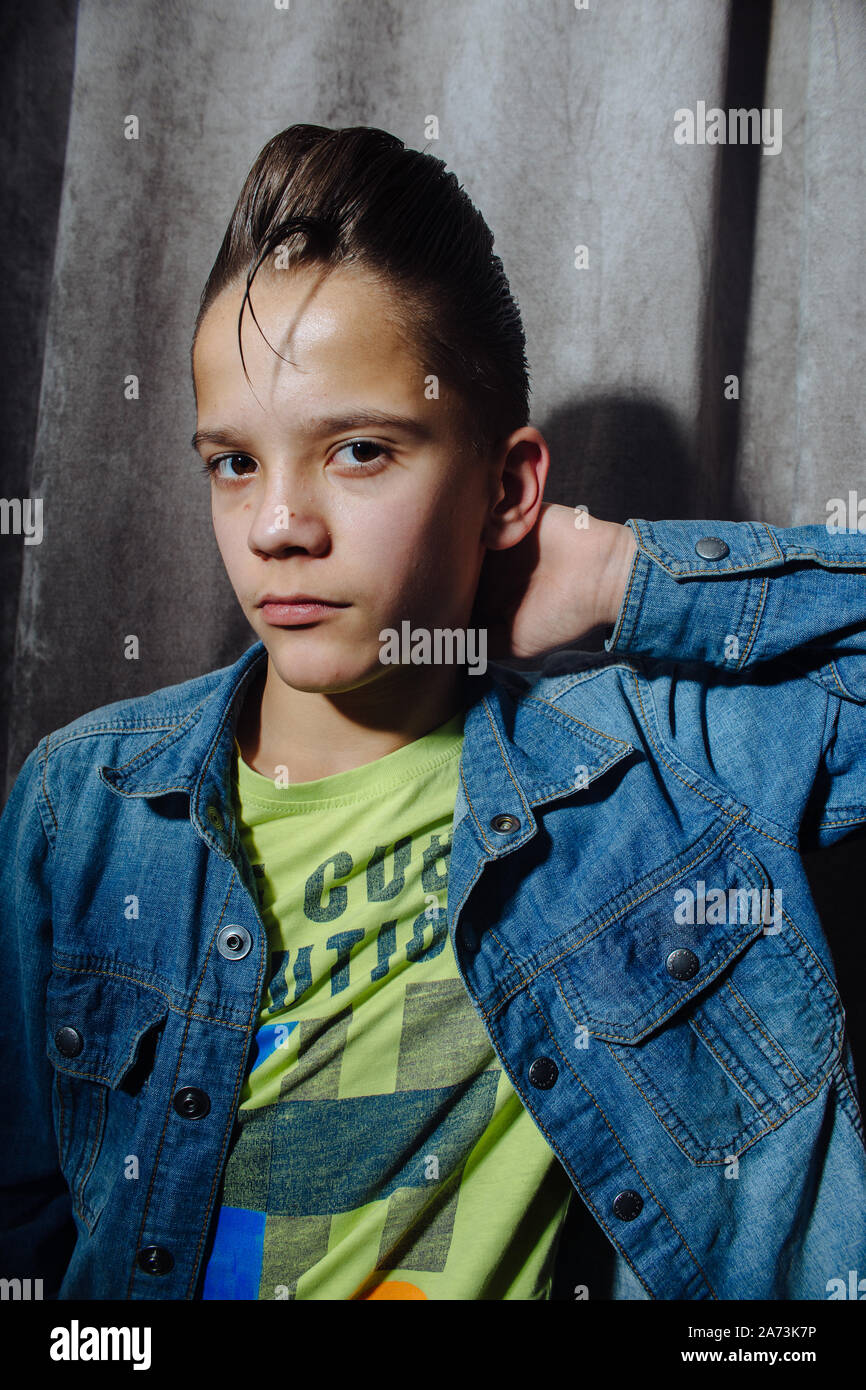 Teenager Haarschnitte Friseur der Friseur. Modische stilvolle retro Frisur. Porträt eines Kindes mit einer schönen Frisur. Russland, Sverdl Stockfoto