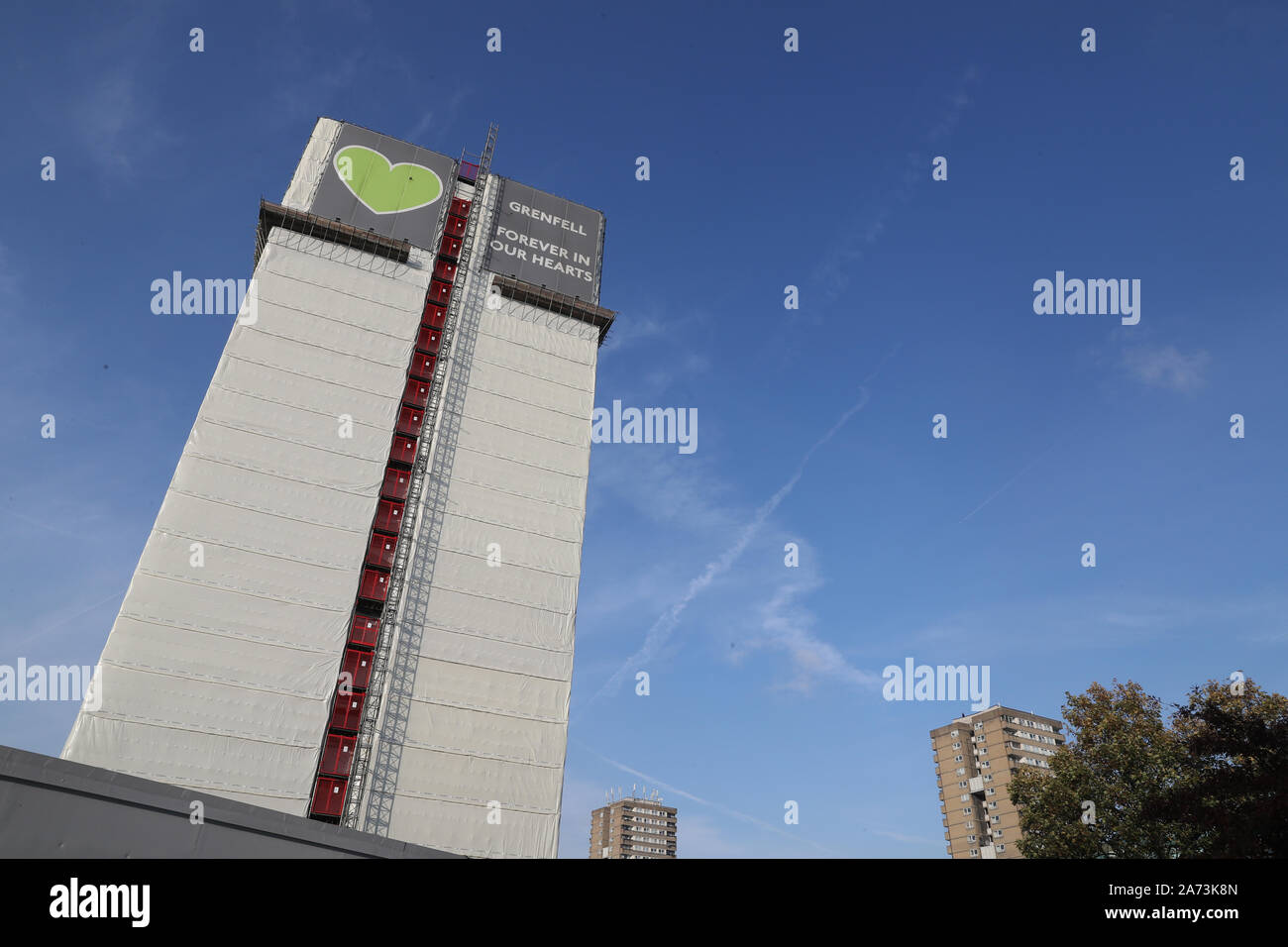 Die Grenfell Turm im Westen Londons mit dem Tag, an dem der erste Bericht in das Feuer, das 72 Menschenleben gefordert wird veröffentlicht. Stockfoto