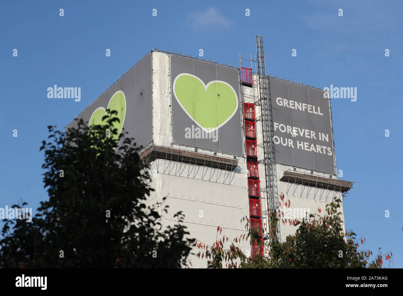 Die Grenfell Turm im Westen Londons mit dem Tag, an dem der erste Bericht in das Feuer, das 72 Menschenleben gefordert wird veröffentlicht. Stockfoto