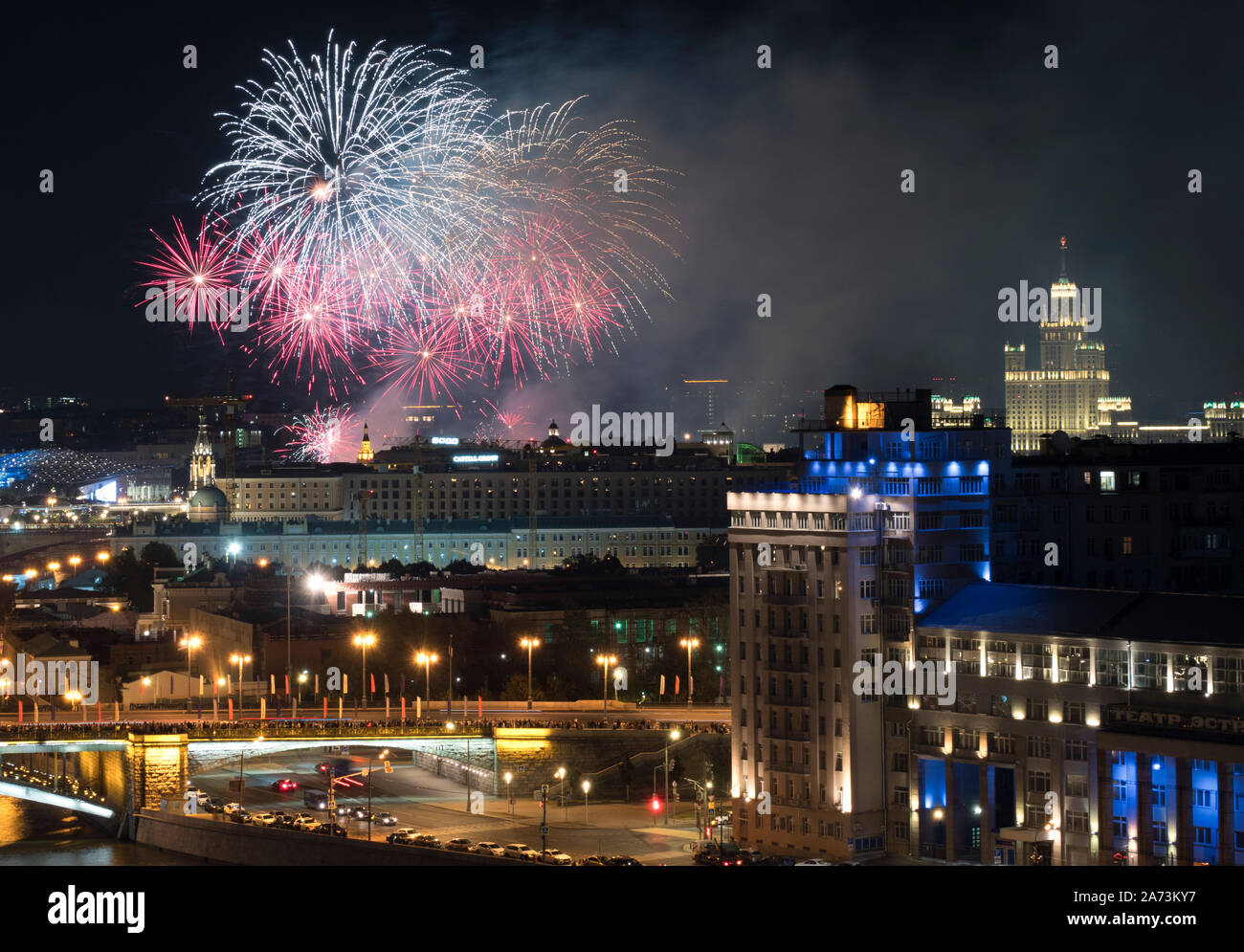 Russland, Moskau, Blick auf die Stadt bei Nacht. Feuerwerk Explosionen in den Nachthimmel. Stockfoto