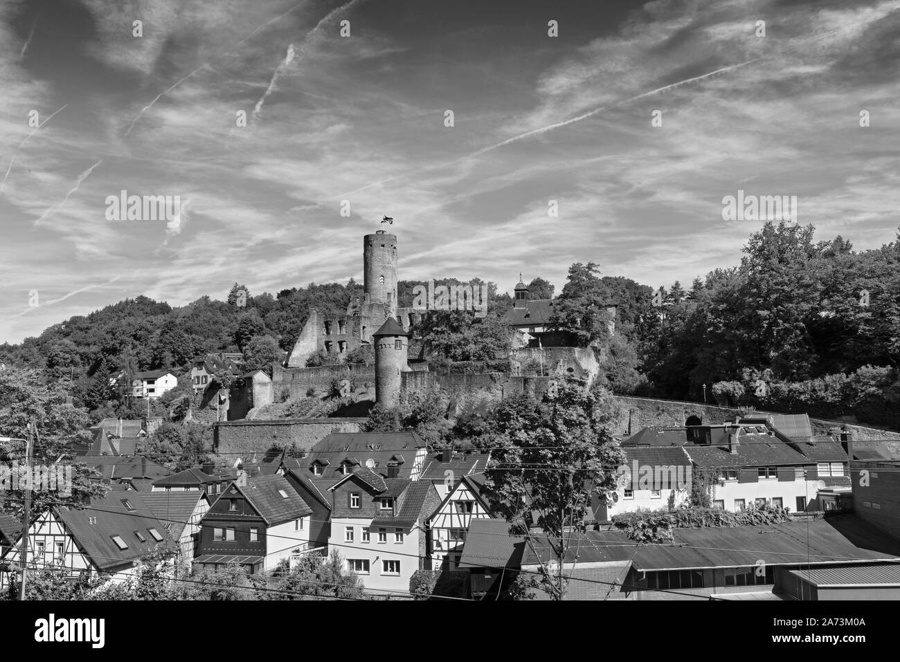 Blick auf die Burgruine Eppstein in Schwarz und Weiß Hessen Deutschland Stockfoto