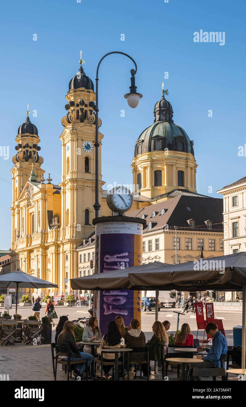 Altstadt, München, Deutschland, street scene am Odeonsplatz, mit Kuppeln der gelben Gebäude Sehenswürdigkeit Theatinerkirche im Hintergrund. Stockfoto