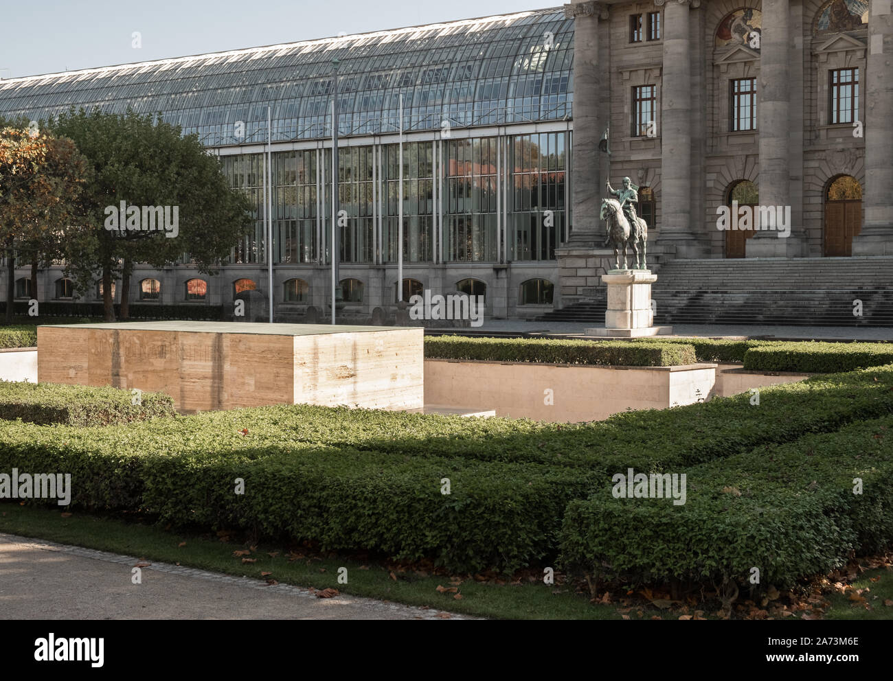 München, Bayern, Deutschland. Äußere der Bayerischen Staatskanzlei (Bayerische Staatskanzlei) Gebäude und Kriegerdenkmal Kriegerdenkmal. Stockfoto