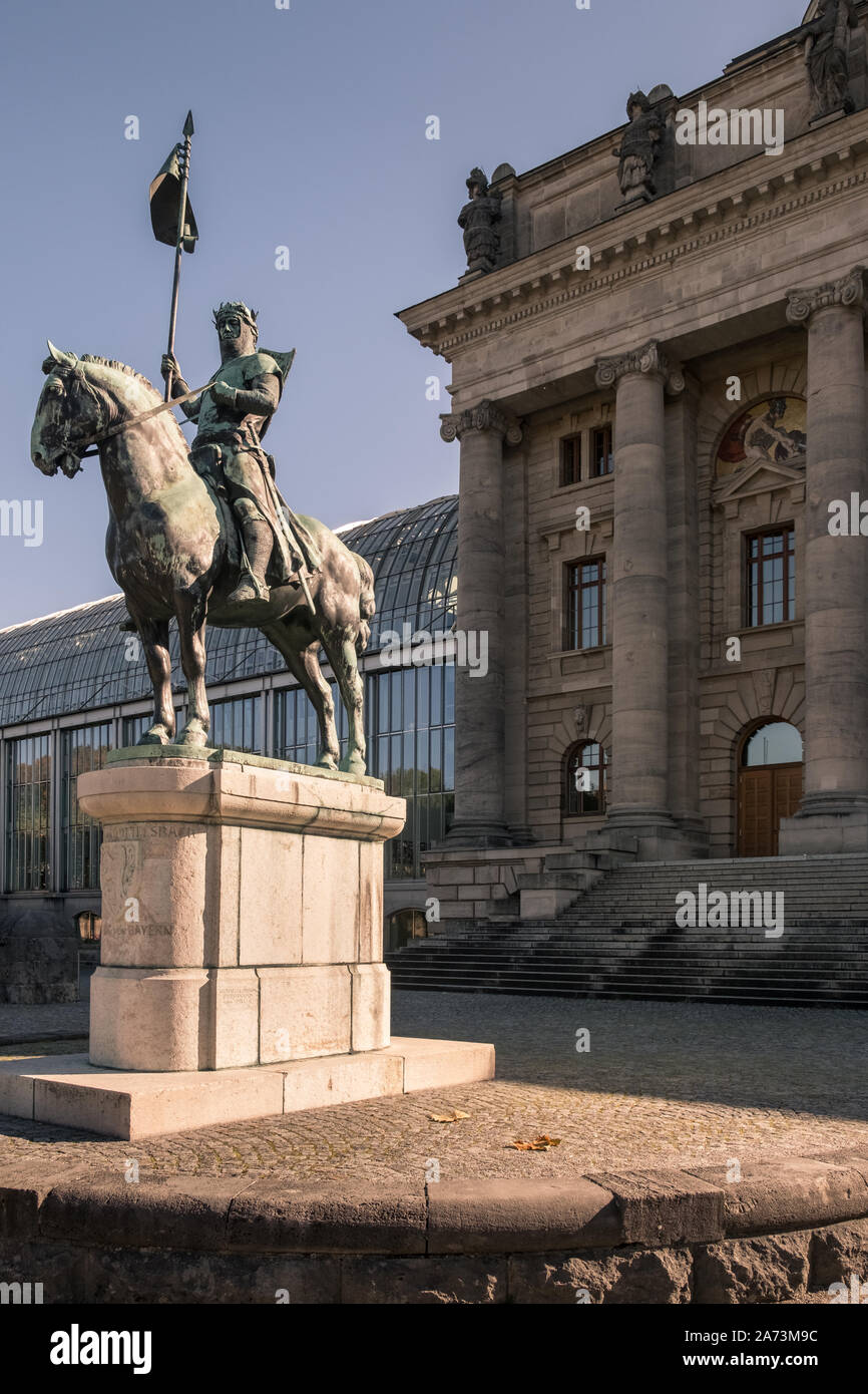München, Bayern, Deutschland. Statue von Otto von Wittelsbach vor der bayerischen Staatskanzlei (Bayerische Staatskanzlei) Gebäude. Stockfoto