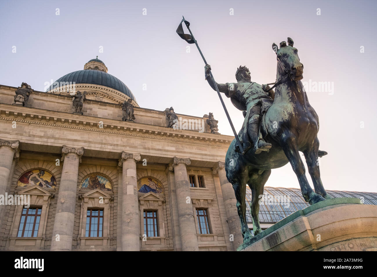 München, Bayern, Deutschland. Statue von Otto von Wittelsbach vor der bayerischen Staatskanzlei (Bayerische Staatskanzlei) Gebäude. Stockfoto