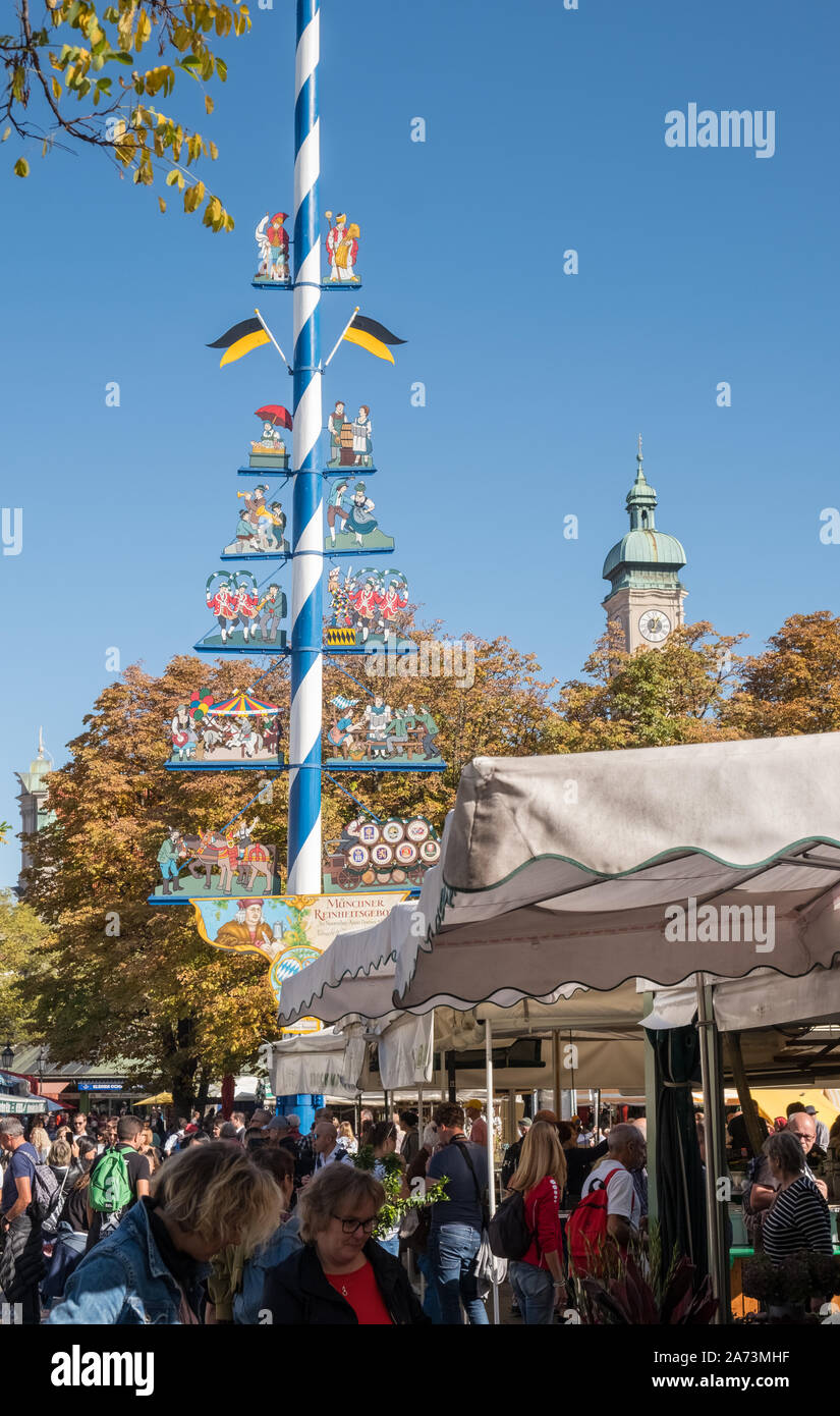 Speise Markt (Viktualienmarkt), München, Bayern, Deutschland. Menschen surfen Marktstände an einem schönen Herbsttag. Stockfoto