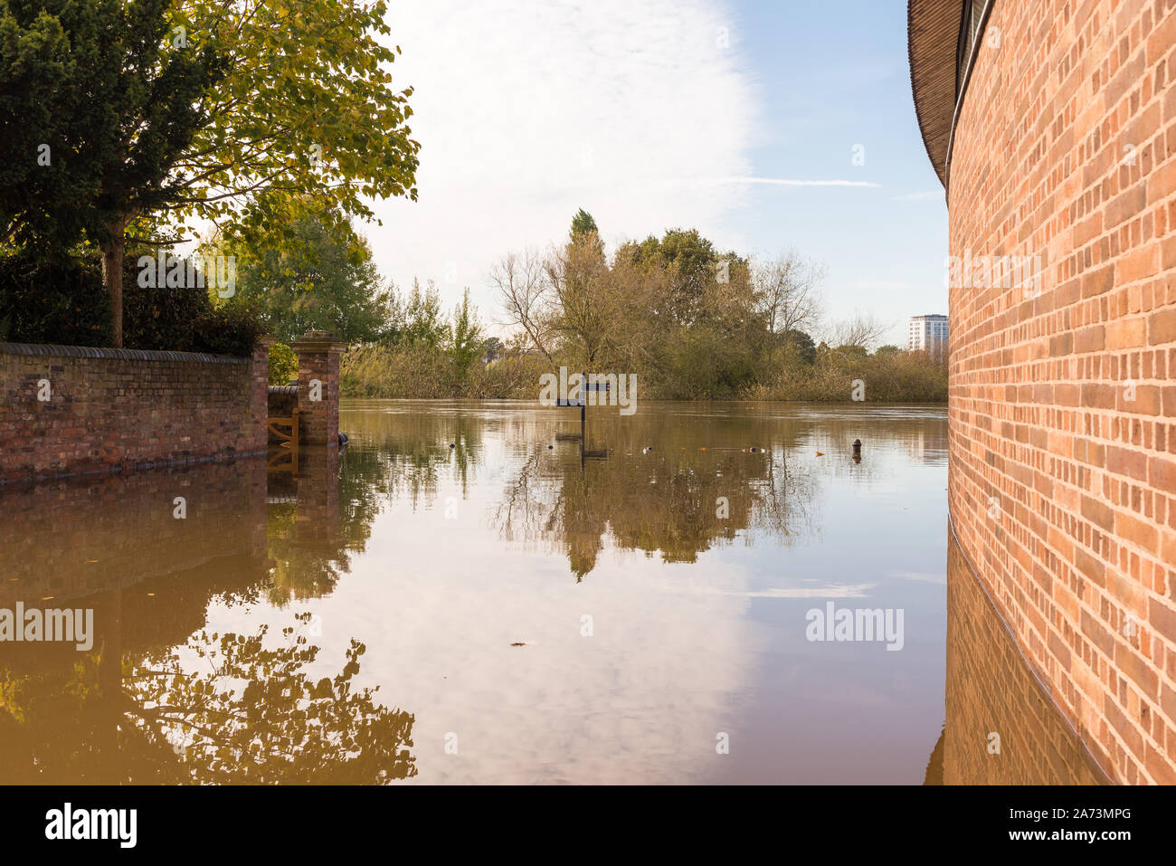 Hohe Wasserstände auf dem Fluss Severn in Worcester führen zu Überschwemmungen in der Umgebung von King's School Worcester Michael Baker Bootshaus Stockfoto