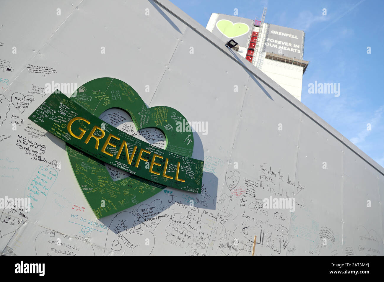 Tribut Nachrichten auf einer Wand in der Nähe des Grenfell Turm im Westen Londons mit dem Tag, an dem der erste Bericht von der öffentlichen Untersuchung das Feuer, das 72 Menschenleben gefordert veröffentlicht wird. Stockfoto