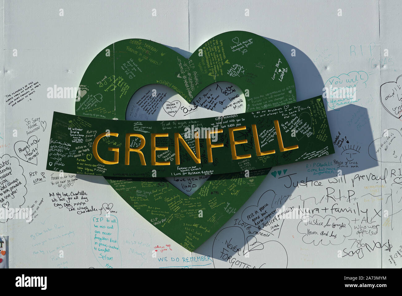Tribut Nachrichten auf einer Wand in der Nähe des Grenfell Turm im Westen Londons mit dem Tag, an dem der erste Bericht von der öffentlichen Untersuchung das Feuer, das 72 Menschenleben gefordert veröffentlicht wird. Stockfoto