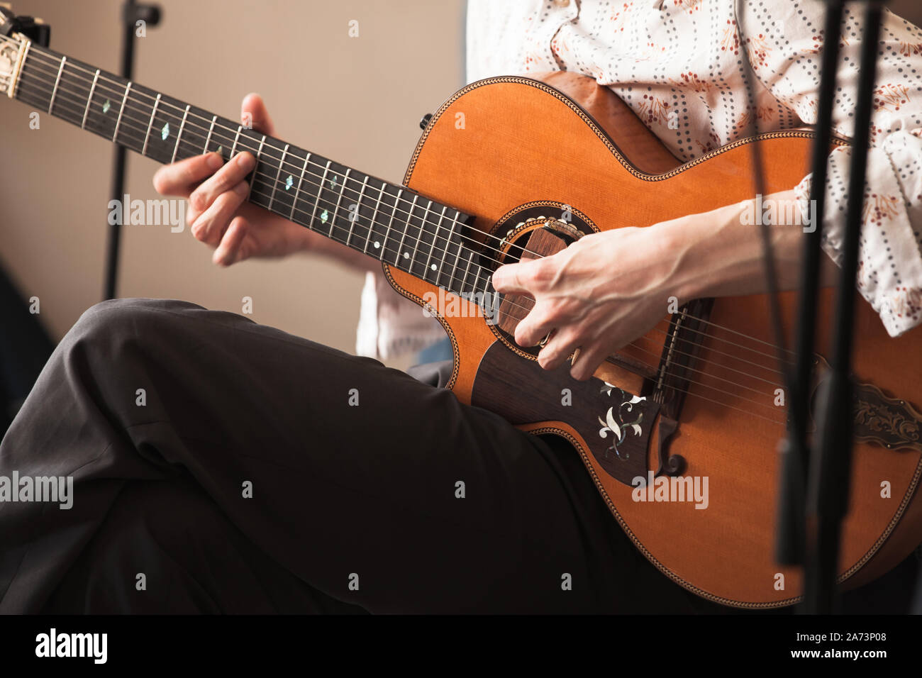 Acoustic Guitar Player, Nahaufnahme mit selektiven Fokus auf Händen Stockfoto
