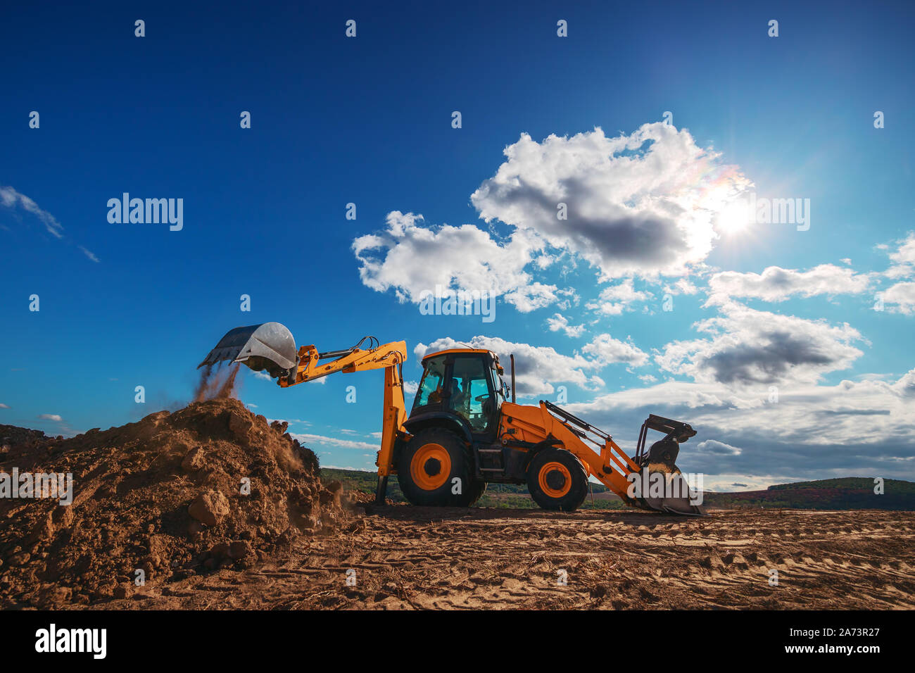 Radlader Bagger mit Feld Hintergrund während der erdarbeiten, Bau Gebäude Stockfoto