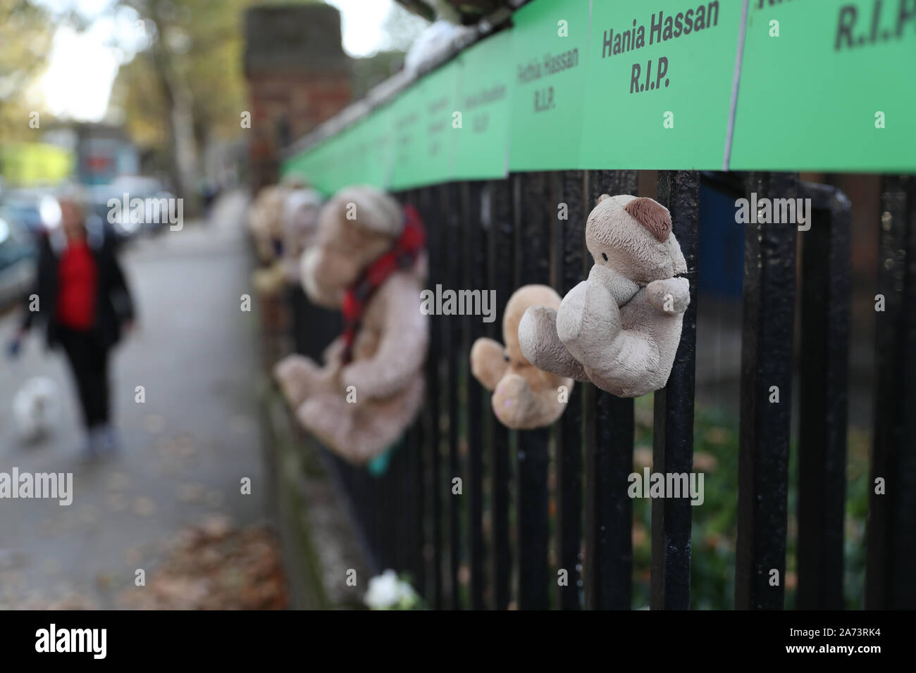 Tribute links mit Karten, die das Opfer in der Nähe des Grenfell Turm in West London Name am Tag, an dem der erste Bericht von der öffentlichen Untersuchung das Feuer, das 72 Menschenleben gefordert veröffentlicht wird. Stockfoto