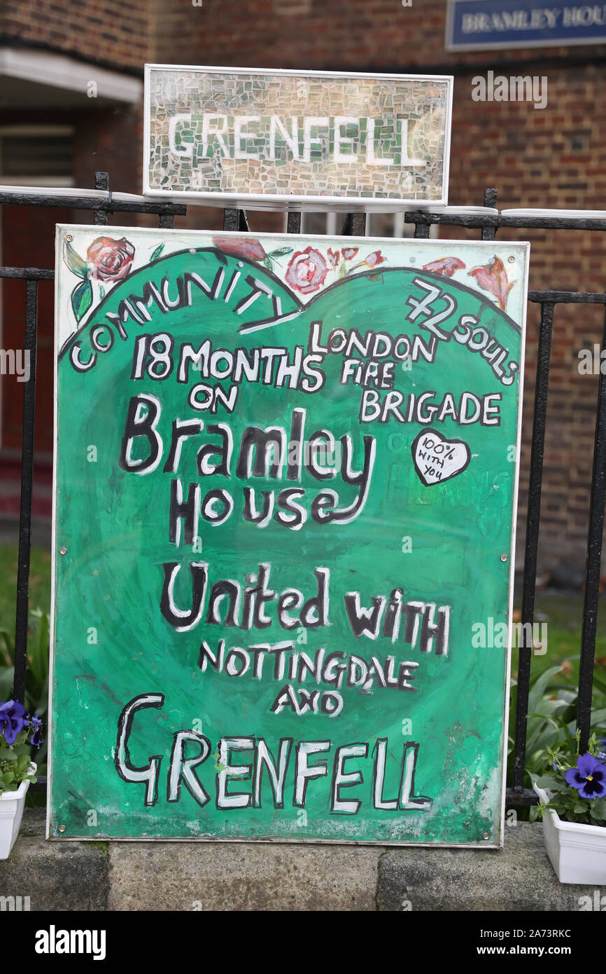Tribute links in der Nähe der Grenfell Turm im Westen Londons mit dem Tag, an dem der erste Bericht von der öffentlichen Untersuchung das Feuer, das 72 Menschenleben gefordert veröffentlicht wird. Stockfoto