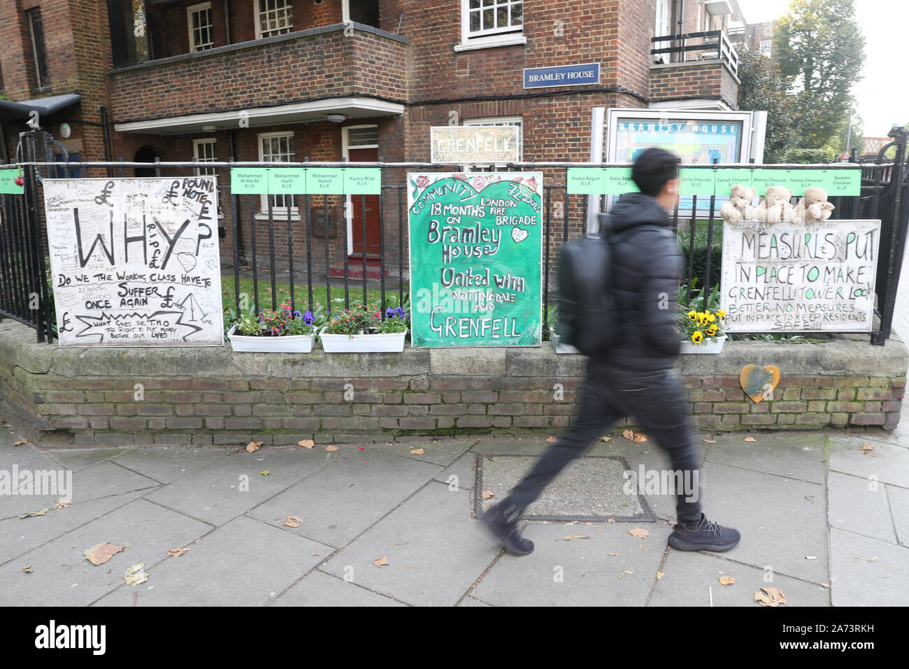 Tribute links in der Nähe der Grenfell Turm im Westen Londons mit dem Tag, an dem der erste Bericht von der öffentlichen Untersuchung das Feuer, das 72 Menschenleben gefordert veröffentlicht wird. Stockfoto