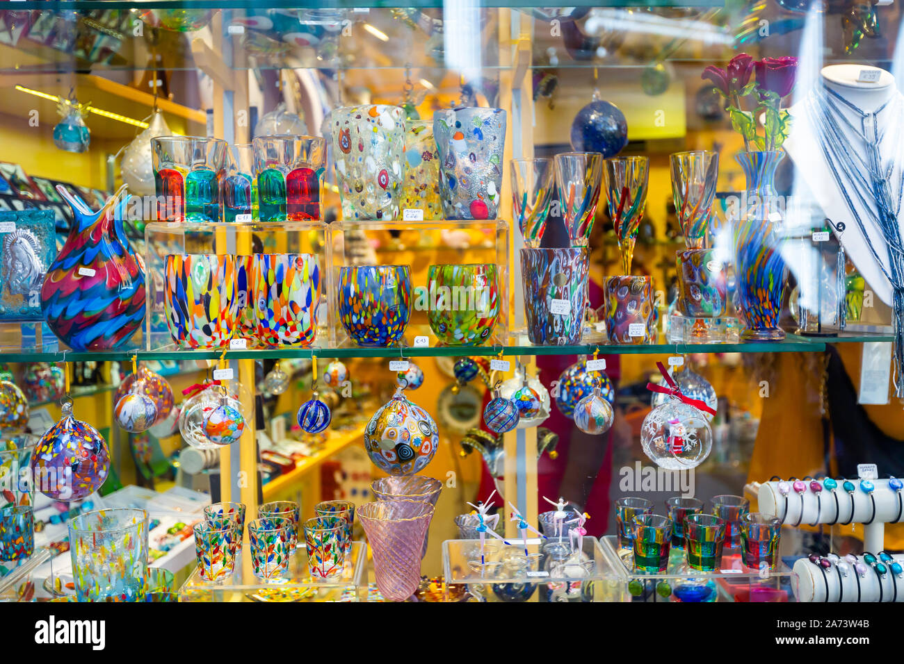 Bunte Souvenirs aus berühmten Murano Glas auf Schaufenster der Gift Shop in Venedig Stockfoto