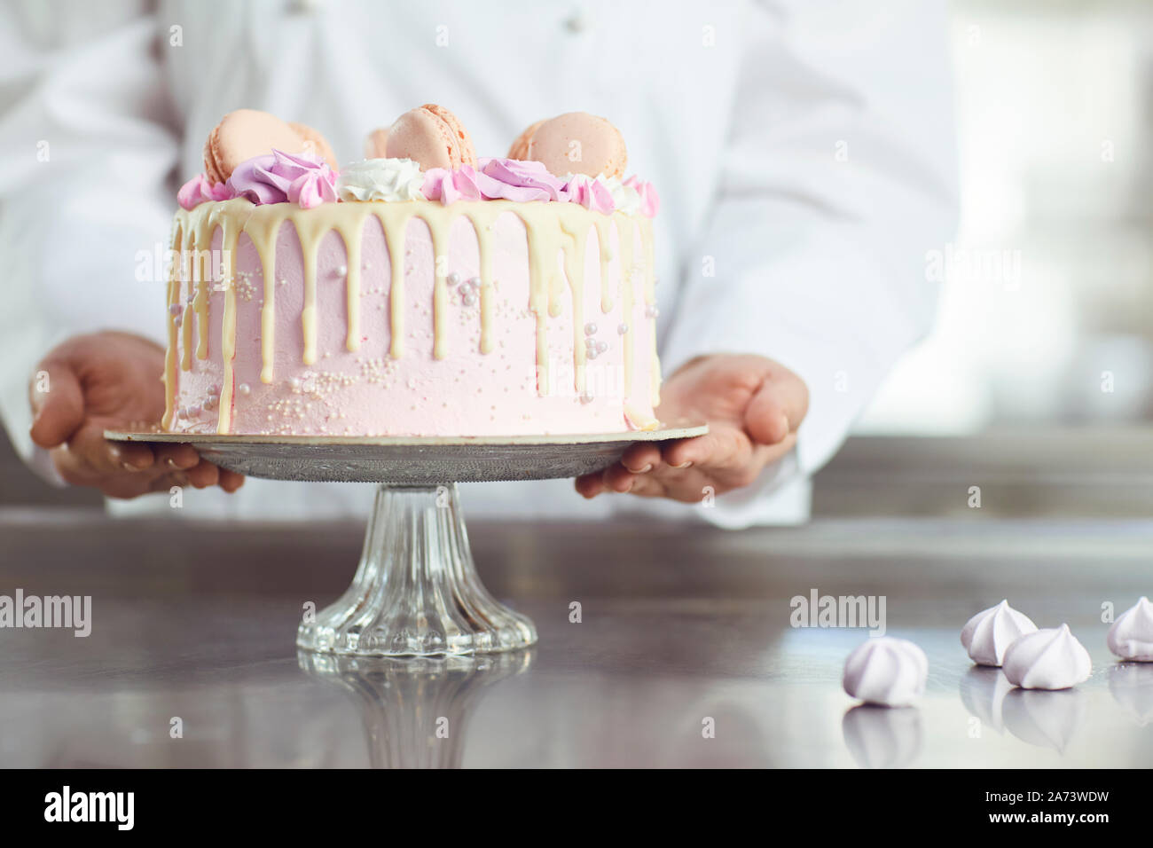 Rosa Kuchen auf dem Tisch. Stockfoto