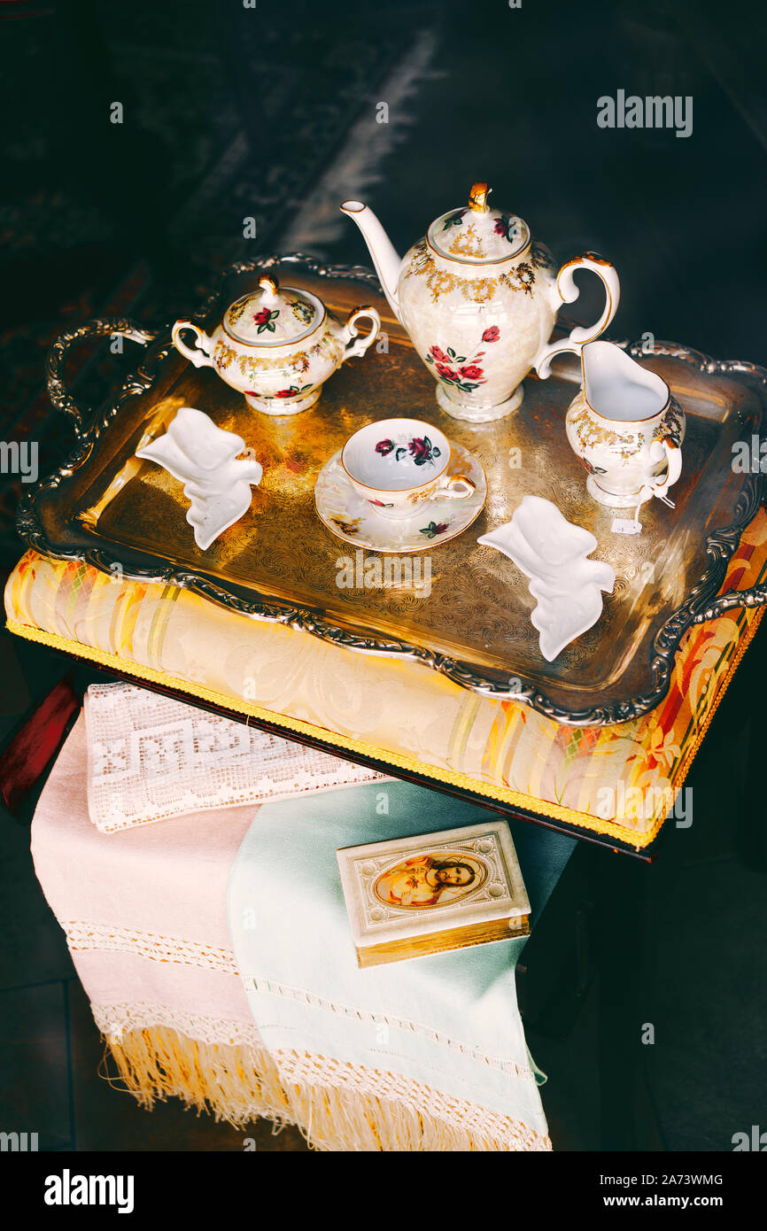 Eine antike Fine Bone China Porzellan Keramik und Gold fach Kaffee zum Verkauf in einem Schaufenster einrichten Stockfoto