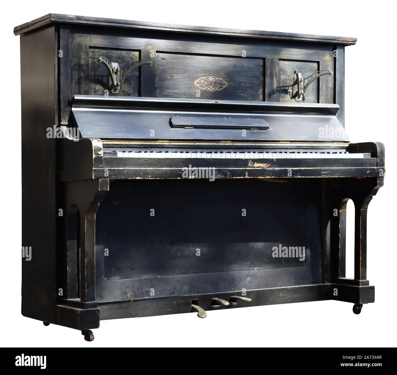 Alte hölzerne Schwarz Vintage Piano auf weißem Hintergrund Stockfoto