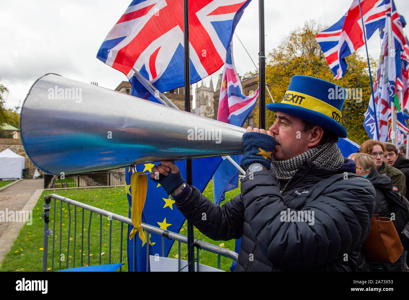 Westminster, London, Großbritannien. 29. Oktober, 2019. SODEM Stop Brexit Mann Steve Bray mit seinem loud hailer am College Green, Westminster. Credit: Maureen McLean/Alamy Stockfoto