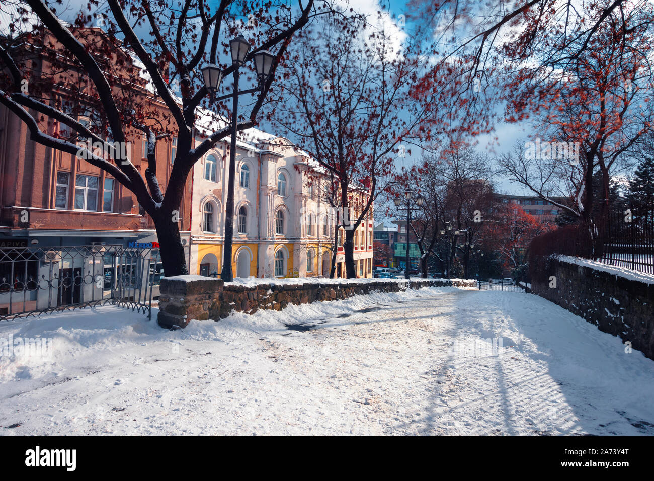 Uschhorod, Ukraine - 06 Jan, 2019: Urban Winter Tag. Wunderbar sonniges Wetter. Zhupanatska Straße im Schnee bedeckt. beliebtes Reiseziel. lange Expo Stockfoto
