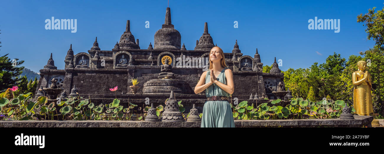 Junge Frau Tourist in budhist Tempel Brahmavihara-arama Banjar Bali, Indonesien BANNER, LANGE FORMAT Stockfoto